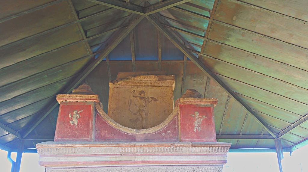 VGJ Pompeii. December 2019. 
Upper south side of inner tomb with carved marble figure and paintings of cupids. Photo courtesy of Giuseppe Ciaramella
