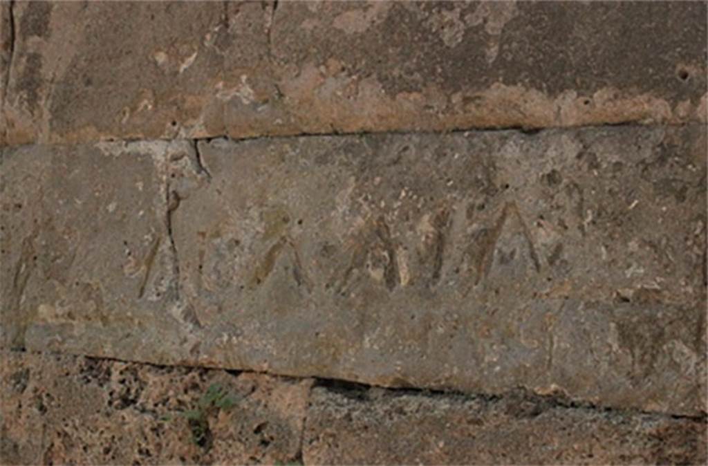 Tombs PSPN Pompeii. July 2015. Inscription to Λολλία Χηλειδών (Lollia Chelidon) on city walls near tower.
See D’Ambrosio, A. and De Caro, S., 1983. Un Impegno per Pompei: Fotopiano e documentazione della Necropoli di Porta Nocera. Milano: Touring Club Italiano, p. 25. 

According to the Packard Humanities Institute http://epigraphy.packhum.org/inscriptions/ this reads

Λολλία
Χηλειδών.        [CIL IV, 2498 = CIL X, 8355 = IG-14, 00706 = AE 2004, +00398] 
