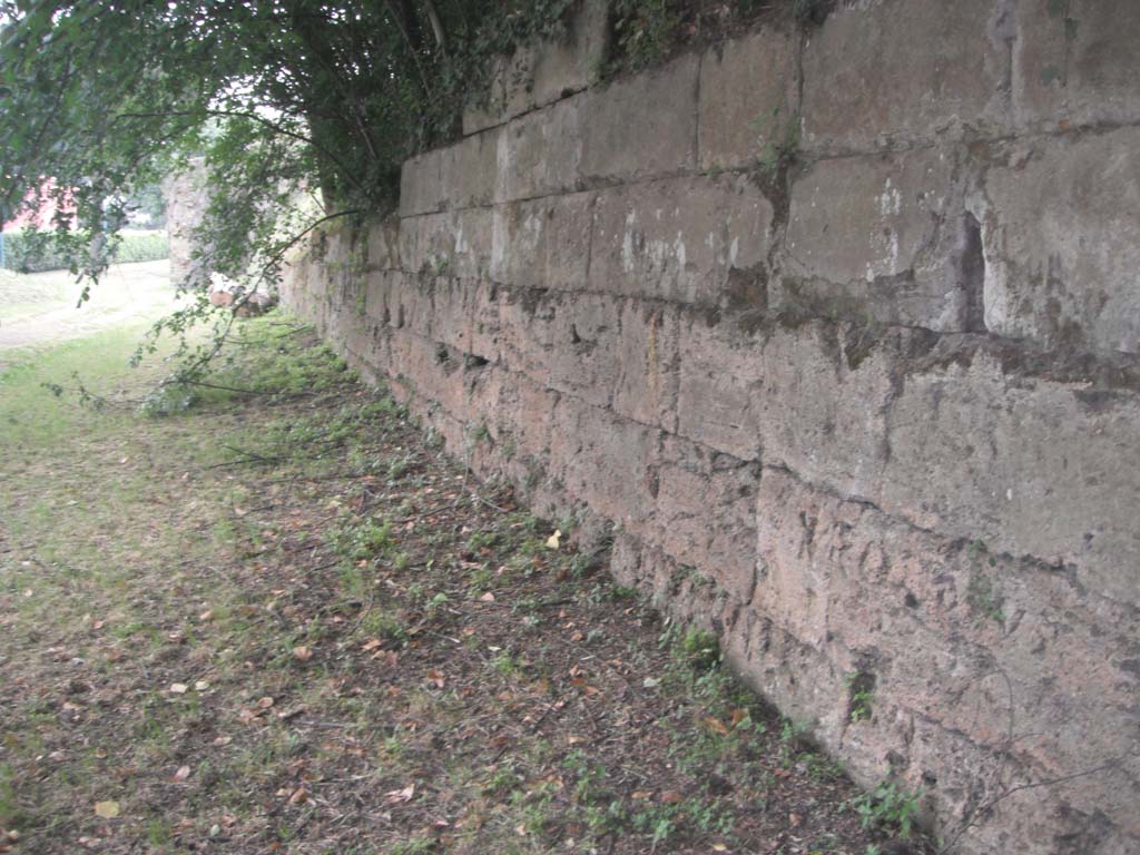 Tombs PSPN Pompeii. May 2011. Section of wall with inscription to Gaius Considius at bottom right.
Photo courtesy of Ivo van der Graaff.
