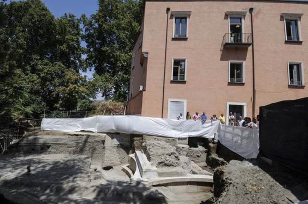 SG6 Pompeii. Showing closeness to the 19th C. palazzo.