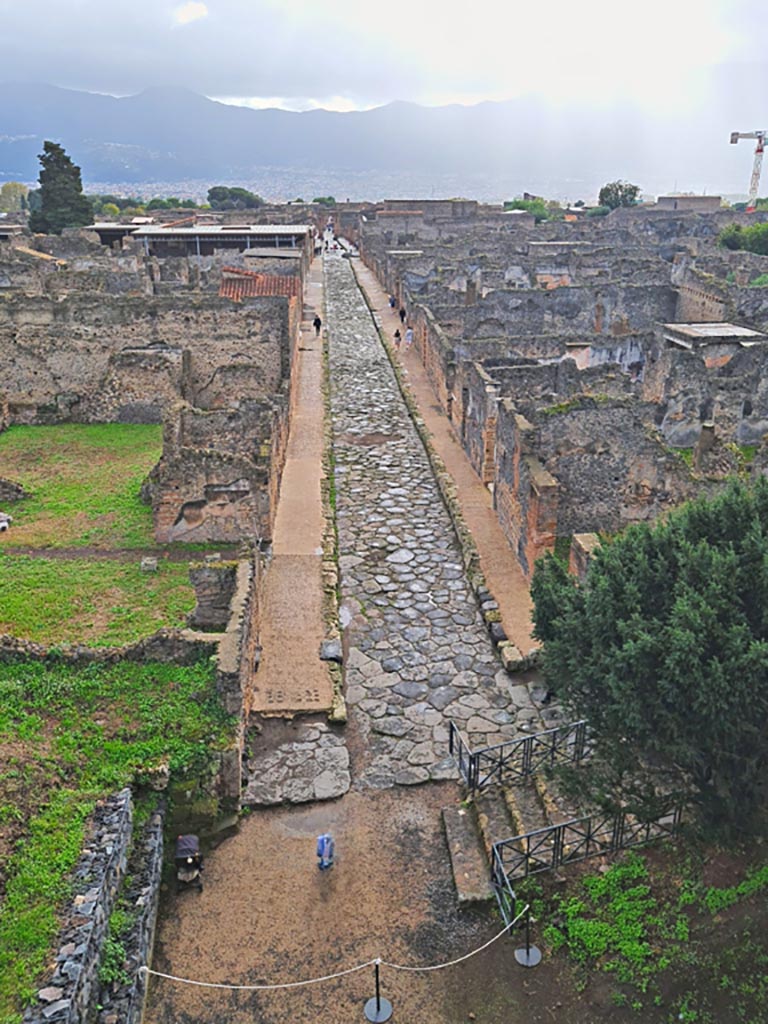 Tower XI, Pompeii. November 2023. 
Looking south along Via di Mercurio from middle floor room level. Photo courtesy of Giuseppe Ciaramella.
