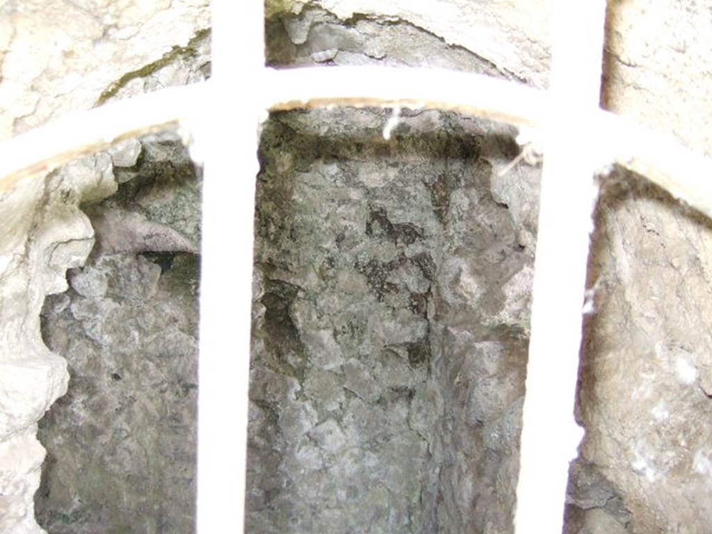 T7 Pompeii. Tower VII. May 2006. Looking inside the arched doorway.