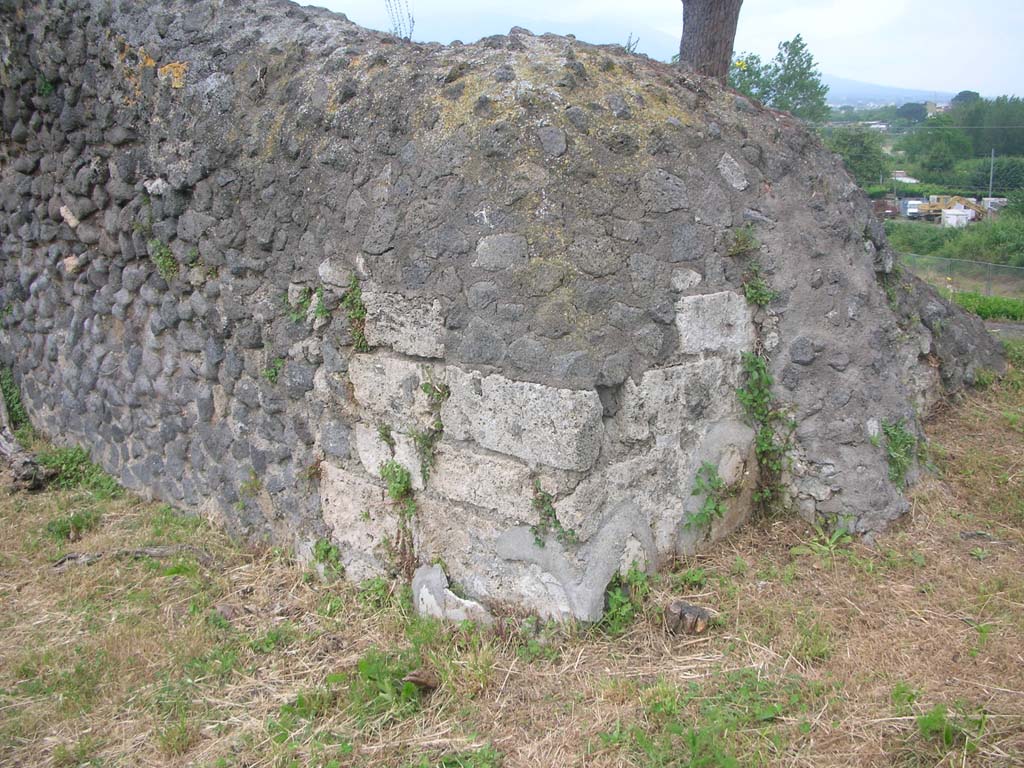 Tower VII, Pompeii. May 2010. Upper south-east corner of Tower. Photo courtesy of Ivo van der Graaff.


