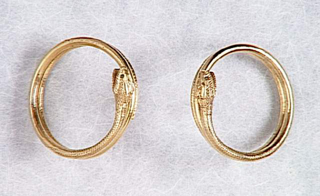 Villa della Pisanella, Boscoreale. Boscoreale Treasure. Pair of gold coiled snake bracelets.
Trésor de Boscoreale. Paire de bracelets de serpent enroulés, en or.
Now in the Louvre, inventory numbers BJ976 and BJ977.
Photo © RMN-Grand Palais (musée du Louvre)/Les frères Chuzeville.