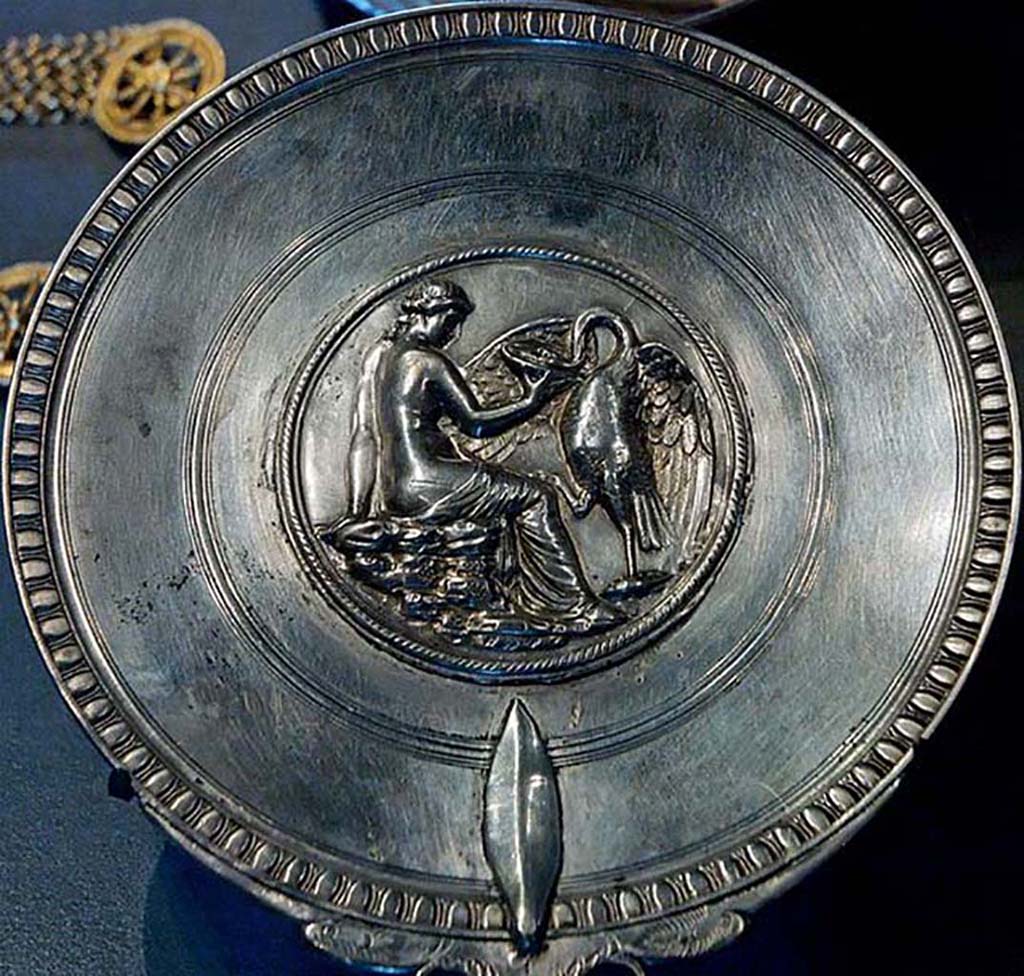 Villa della Pisanella, Boscoreale. Hand mirror: in the centre in a medallion: Leda and the swan. Silver with repoussé decoration.
Miroir à manche : Au centre, dans un médaillon : Léda et le cygne. Argent avec décoration repoussé.
Now in the Louvre, inventory number BJ2159.