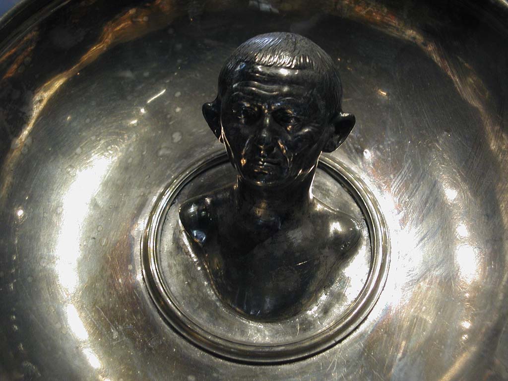Villa della Pisanella, Boscoreale. Boscoreale silver. Cup with emblema. Bust of elderly man.
Coupe à emblema. Buste d'homme âgé.
Now in the Louvre, inventory number BJ1970.