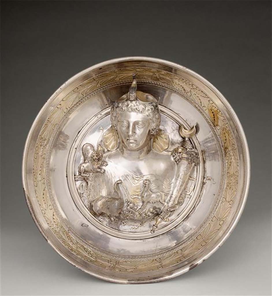 Villa della Pisanella, Boscoreale. Cup without foot.
Decorated with a female bust: Cleopatra? or her daughter [Cleopatra Selene II] ? Allegory of Africa? or Alexandria? covered with an elephant's body and accompanied by a profusion of symbols - Latin inscription: measure of weight.
Coupe sans pied. 
D�cor�e d'un buste f�minin : Cl�op�tre ? ou sa fille [Cl�op�tre S�l�n� II]  ? all�gorie de l'Afrique ? ou d'Alexandrie ? recouvert d'une d�pouille d'�l�phant et accompagn� d'une profusion de symboles - Inscription latine : mesure de poids.
Now in the Louvre, inventory number BJ1969.
Photo � RMN-Grand Palais (mus�e du Louvre) / Herv� Lewandowski.
