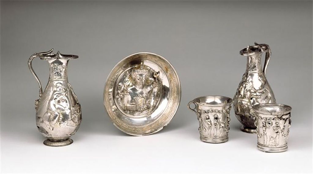 Villa della Pisanella, Boscoreale. Boscoreale treasure: ewers, cups with skeletons, cup.
Louvre inventory numbers BJ1898, BJ1969, BJ1923, BJ1924, BJ1899.
Trésor de Boscoreale : aiguières, gobelets aux squelettes, coupe.
Numéros d'inventaire du Louvre BJ1898, BJ1969, BJ1923, BJ1924, BJ1899.
Photo (C) RMN-Grand Palais (musée du Louvre) / Hervé Lewandowski.