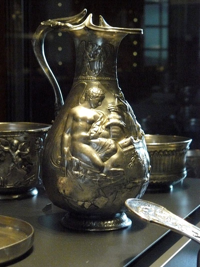Villa della Pisanella, Boscoreale. Oenochoé of the treasure of Boscoreale - Silver wine vase with repousse decorations, traces of gilding, late 1st century AD - Height about 25 cm. Side 1.
On the collar a winged genius gives water to a griffin. On the body one of two Victories sacrificing a bull on either side of an altar bearing the palladium.
Oenochoé du trésor de Boscoreale - Vase à vin en argent décors repoussé, traces de dorure, fin du Ier siècle ap. J.C. - Hauteur environ 25 cm. Côté 1.
Sur le col un génie ailé abreuvant un griffon. Sur la panse l’un des deux Victoires sacrifiant un taureau de part et d'autre d'un autel portant le palladion.
Now in the Louvre, Inventory number BJ 1899.