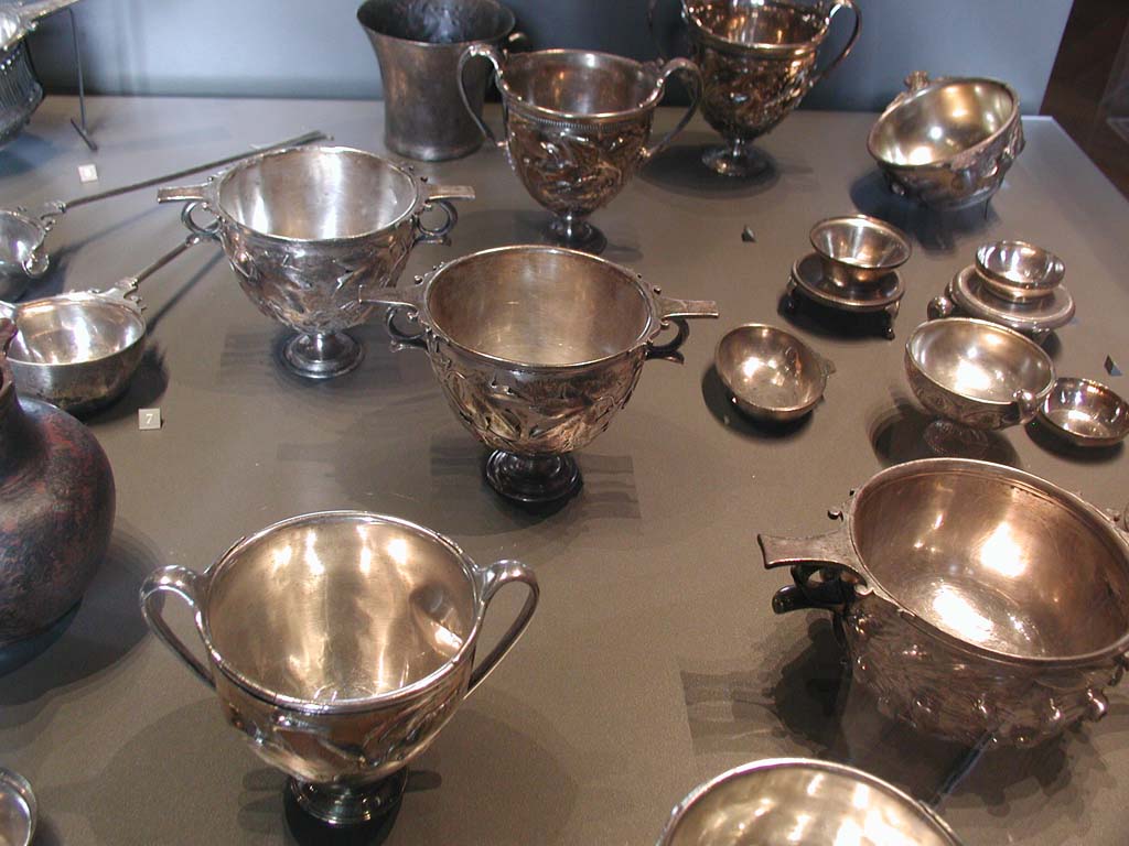 Villa della Pisanella, Boscoreale. View of some of the cups from the Boscoreale Treasure.
Vue de certaines des tasses du trésor de Boscoreale.