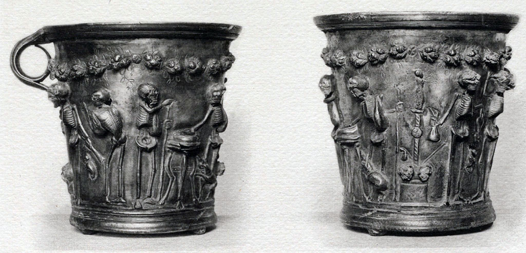 Villa della Pisanella, Boscoreale. Boscoreale silver. Goblet with one handle, decorated with skeletons and topped with garlands of roses.
Gobelet à une anse, décoré de squelettes et surmonté de guirlandes de roses.
Voir/See Gervais-Courtellemont, Jules, 1895. Trésor de Boscoreale : Album de 33 planches. L'Institut national d'histoire de l'art (INHA), Pl. 30.
Document placé sous « Licence Ouverte / Open Licence » Etalab