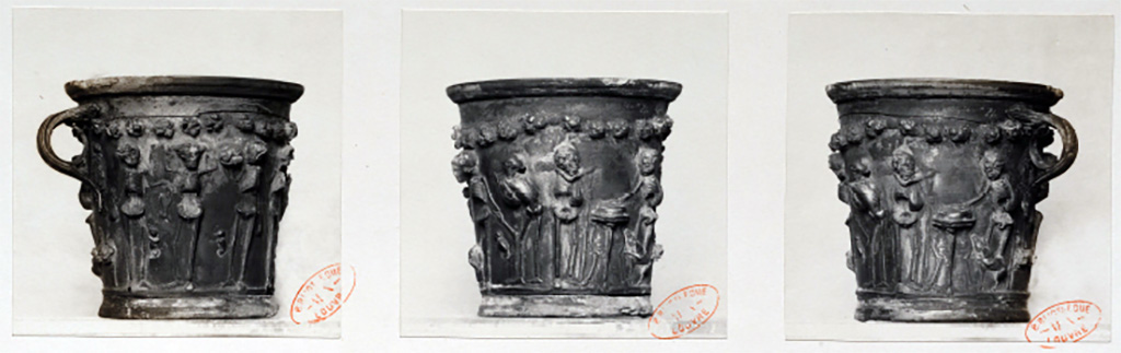 Villa della Pisanella, Boscoreale. Boscoreale silver. 3 views of a goblet with one handle, decorated with skeletons and topped with garlands of roses.
3 vues d’un gobelet à une anse, décoré de squelettes et surmonté de guirlandes de roses.
Voir/see Gervais-Courtellemont, Jules, 1895. Trésor de Boscoreale : Album de 17 planches. L'Institut national d'histoire de l'art (INHA), Pl. 11.
Document placé sous « Licence Ouverte / Open Licence » Etalab