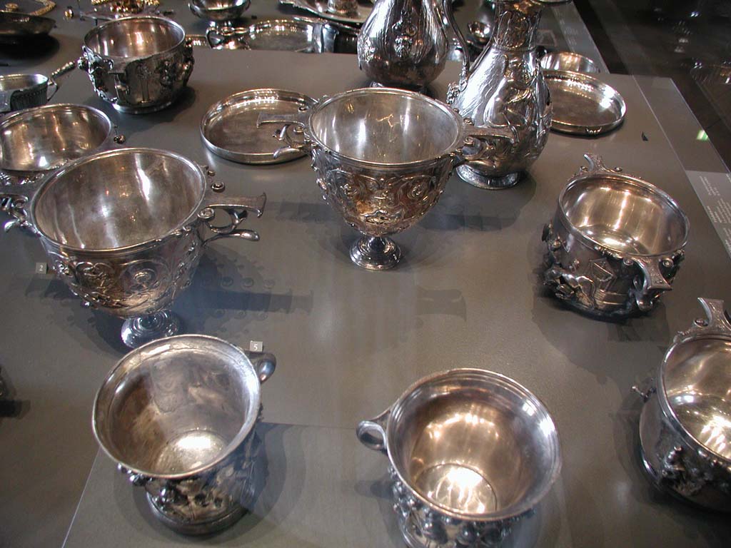 Villa della Pisanella, Boscoreale. Various items in the Boscoreale Silver Treasure.
Divers objets dans le trésor d'argent Boscoreale.