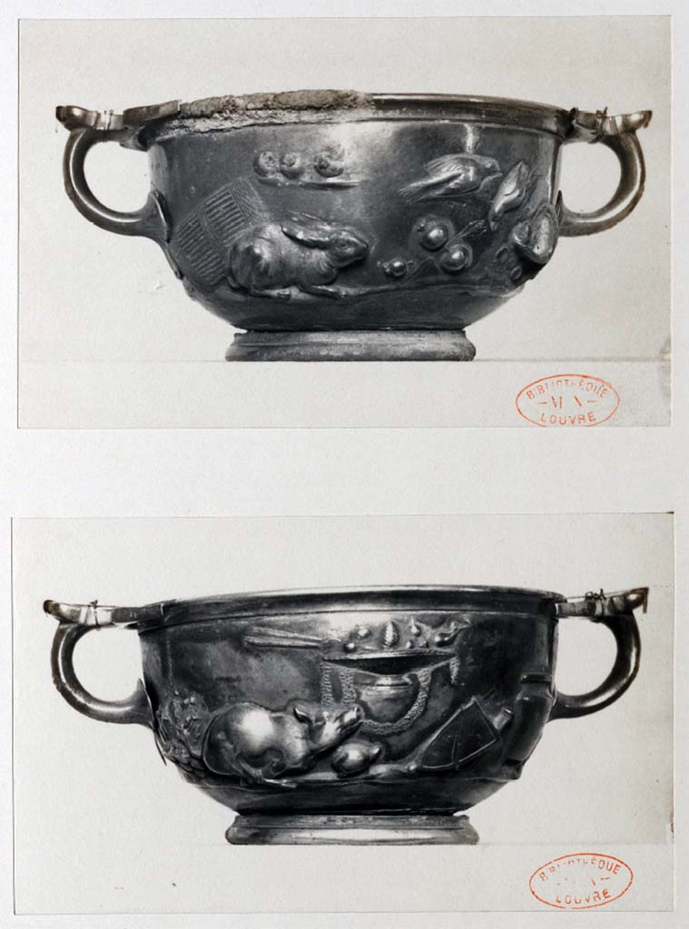 Villa della Pisanella, Boscoreale. Bowl decorated with hospitality gifts, with the name of Sabeinos.
Side 1. Hare, mushrooms, pomegranates, thrushes, basket.
Side 2. Suckling pig, turtle, wicker basket, knife sheath, pot.
Ecuelle décorée de présents d'hospitalité, avec le nom de Sabeinos.
Côté 1. Lièvre, champignons, grenades, grives, panier.
Côté 2. Cochon de lait, tortue, corbeille d'osier, gaine à couteaux, marmite.
Voir/see Gervais-Courtellemont, Jules, 1895. Trésor de Boscoreale : Album de 17 planches. L'Institut national d'histoire de l'art (INHA), Pl. 15.
Document placé sous « Licence Ouverte / Open Licence » Etalab
Voir/See De Villefosse H., 1899. L'argenterie et bijoux d'or du trésor de Boscoreale description des pièces conservées au Musée du Louvre: Monuments et Memories 5 1899 with supplement 1902, pl. XVI.