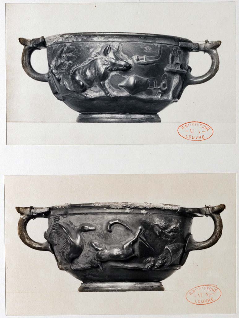Villa della Pisanella, Boscoreale. Bowl decorated with hospitality gifts, with the name of Sabeinos.
Side 1. Beets, wild boar, amphora, knife, table laden with silverware.
Side 2. Shrimps, goose, dead hare, thrushes, basket of grapes.
Ecuelle décorée de présents d'hospitalité, avec le nom de Sabeinos.
Côté 1. Raves, sanglier, amphore, couteau, table chargée d'argenterie.
Côté 2. Crevettes, oie, lièvre mort, grives, hottée de raisins.
Voir/see Gervais-Courtellemont, Jules, 1895. Trésor de Boscoreale : Album de 17 planches. L'Institut national d'histoire de l'art (INHA), Pl. 16.
Document placé sous « Licence Ouverte / Open Licence » Etalab
Voir/See De Villefosse H., 1899. L'argenterie et bijoux d'or du trésor de Boscoreale description des pièces conservées au Musée du Louvre: Monuments et Memories 5 1899 with supplement 1902, pl. XV.