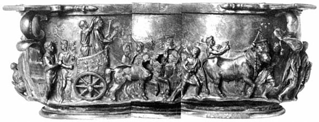 Villa della Pisanella, Boscoreale. Skyphos, Tiberius Cup: expanded detail view of one side.
The scene shows the triumph of Tiberius.
According to Kuttner, the Boscoreale Cups of Augustus and Tiberius were meant to be observed carefully and discussed knowledgeably by the owner and his friends, who would muse over details as well as over the general themes of the decoration. This particular cup pair was meant to stimulate not a literary discussion but a discussion of the historical glories and campaigns of the Augustan house; the owner must have enjoyed historical memoirs like Caesar's campaign accounts and the German wars of Pliny the Elder, as well as the poetry and philosophy relevant to the other cup pairs in his collection.
Skyphos, coupe de Tibère: vue détaillée élargie d'un côté.
La scène montre le triomphe de Tibère.
Selon Kuttner, les Coupes Boscoreale d'Auguste et de Tibère étaient censées être observées avec soin et discutées avec connaissance par le propriétaire et ses amis, qui réfléchiraient sur les détails ainsi que sur les thèmes généraux de la décoration. Cette paire de tasses particulière était destinée à stimuler non pas une discussion littéraire, mais une discussion des gloires historiques et des campagnes de la maison d’Auguste; le propriétaire doit avoir apprécié les mémoires historiques comme les récits de campagne de César et les guerres allemandes de Pline l'Ancien, ainsi que la poésie et la philosophie pertinentes pour les autres paires de tasses de sa collection.
Voir/See Kuttner, Ann L. 1995. Dynasty and Empire in the Age of Augustus: The Case of the Boscoreale Cups Berkeley: University of California Press, p. 12, pl. 15. https://publishing.cdlib.org/ucpressebooks/view?docId=ft309nb1mw&chunk.id=d0e182&toc.id=d0e182&brand=eschol