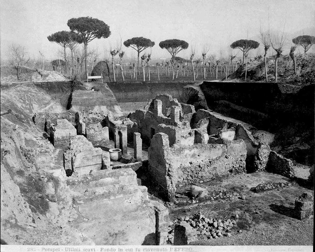 Villa of T. Siminius Stephanus, fondo Barbatelli. The photo is titled �Pompei - Fondo in cui fu rinvenuto l�EFEBO�. Edizione Esposito 282.
Photo of excavation, c.1900, looking east. 
