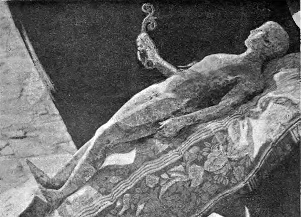 Villa of T. Siminius Stephanus, fondo Barbatelli. 27th November 1900. Left side view of the statue of the Efebo as it was placed immediately after its discovery. See Notizie degli Scavi di Antichit�, 1900, p. 584, fig 1a.