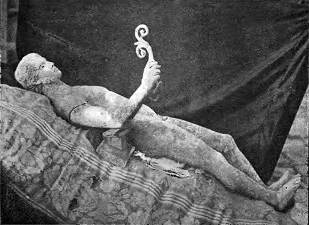 Villa of T. Siminius Stephanus, fondo Barbatelli. 27th November 1900.  Right side view of the statue of the Efebo as it was placed immediately after its discovery. Note the right arm and scroll discovered separate but here temporarily refitted. See Notizie degli Scavi di Antichit�, 1900, p. 584, fig 1b.