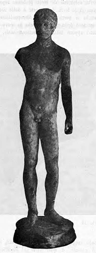 Villa of T. Siminius Stephanus, fondo Barbatelli. 27th November 1900. The statue of the Efebo resting on its base and viewed from the front. See Notizie degli Scavi di Antichit�, 1900, p586, fig 2a.