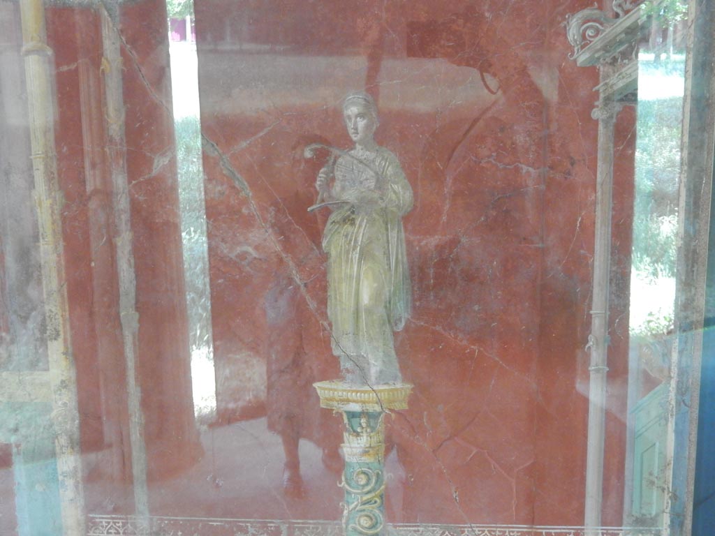 Complesso dei triclini in località Moregine a Pompei. May 2018. Triclinium A, west wall.
Terpsichore the Muse of dance and chorus with a cithara.
Photo courtesy of Buzz Ferebee.