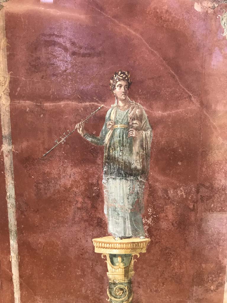 Complesso dei triclini in località Moregine a Pompei. April 2019. Triclinium A, north wall.
Euterpe the muse of flutes and music with a double flute.
Photo courtesy of Rick Bauer.