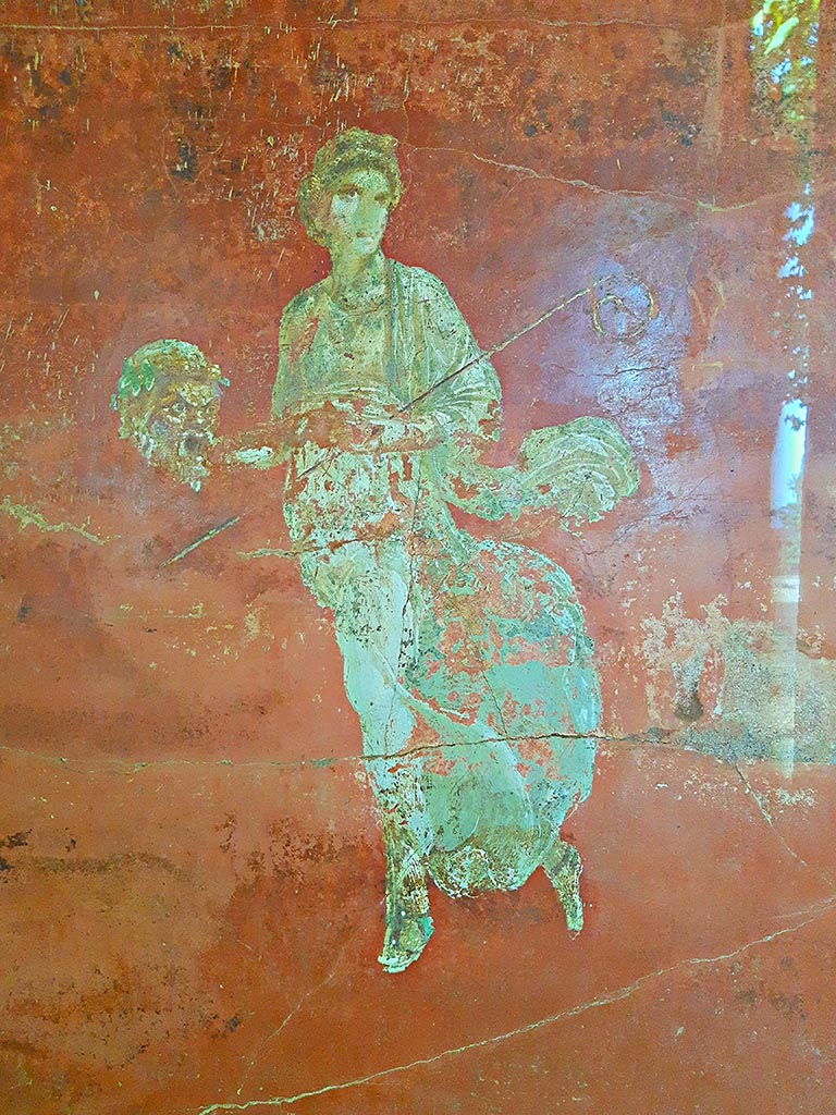 Complesso dei triclini in località Moregine a Pompei. September 2024.
Triclinium A, east wall. Thalia the muse of comedy and pastoral poetry with comic mask and crook.
Photo courtesy of Giuseppe Ciaramella.