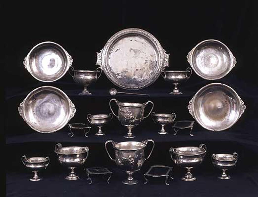 Complesso dei triclini in località Moregine a Pompei. 2000. Baths suite, understairs latrine.
During excavation of the baths complex in 2000 a complete core of a table service, that a fugitive had attempted to save from the eruption, were found in a wicker basket in the latrine.
There were 20 items of silver weighing four kilograms.
These are now collectively known as the Moregine Silver Treasure.

