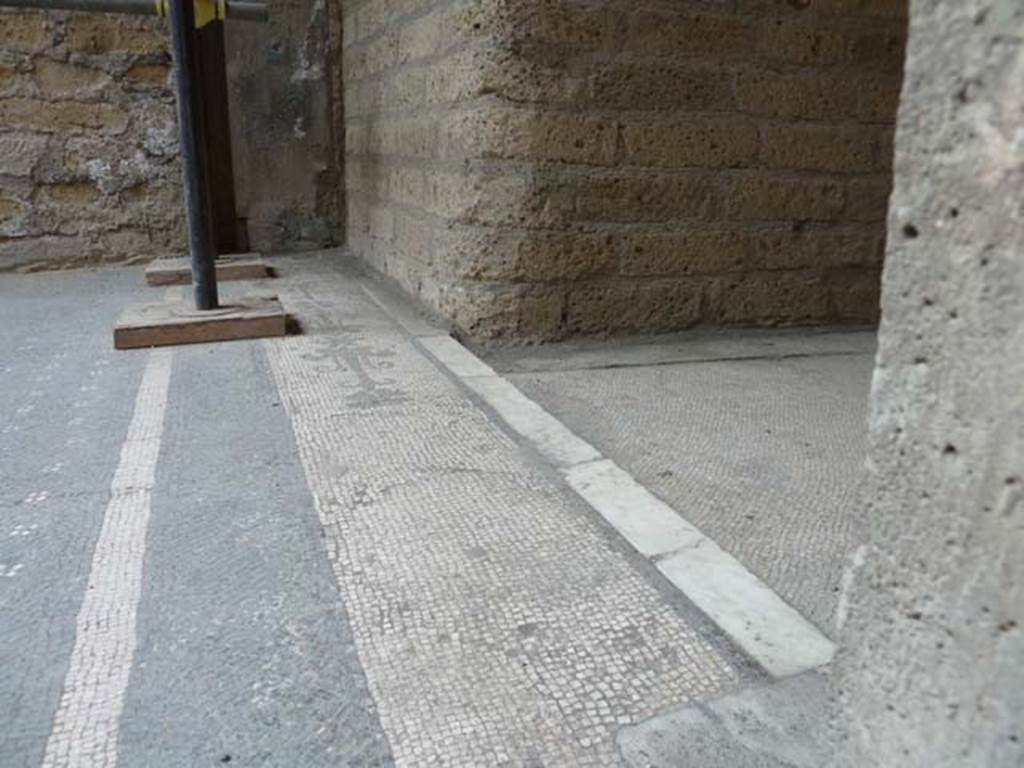 Oplontis, September 2015. Room 16, looking west along threshold at north end, leading into room 31.