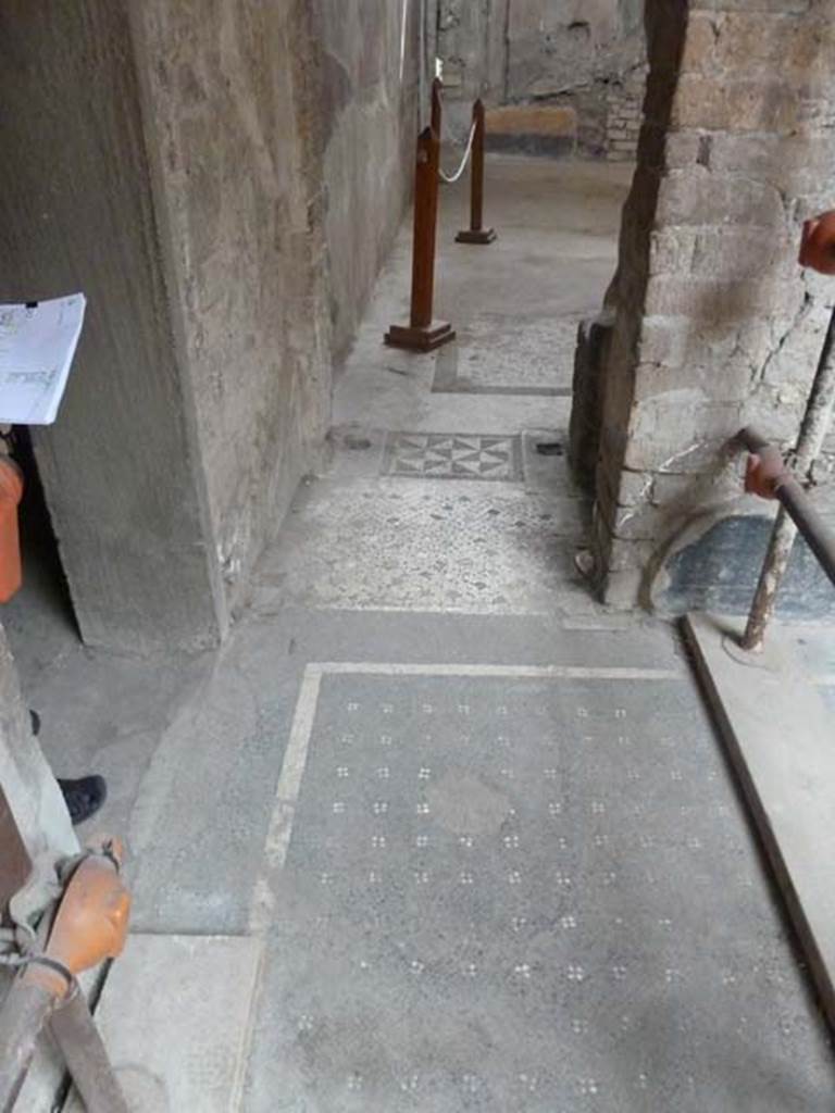 Oplontis, September 2015. Room 16, floor in south-east corner.