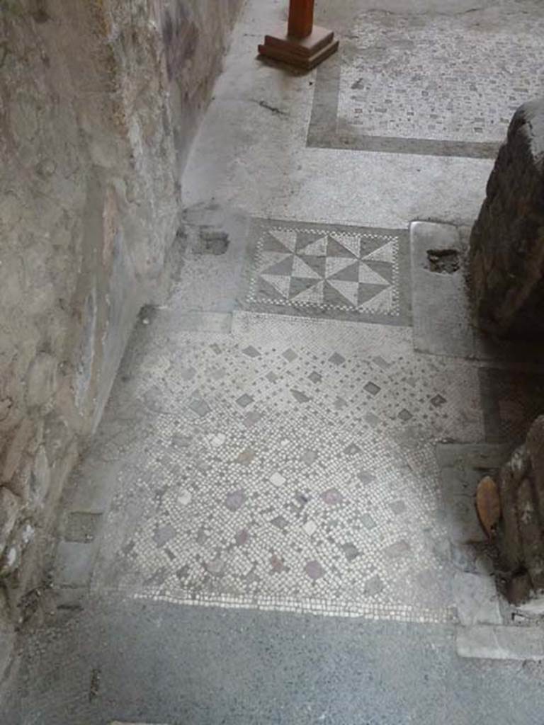 Oplontis, September 2015. Room16, floor and threshold in south-east corner.
