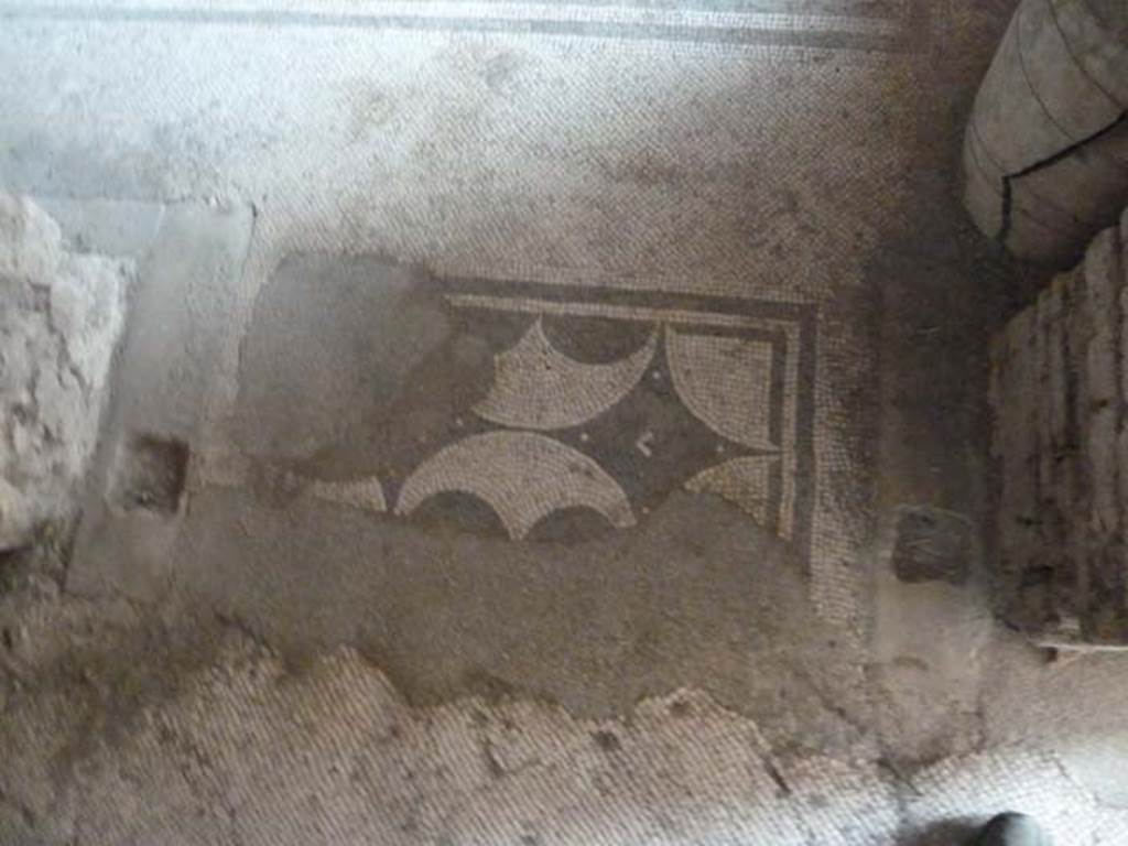 Oplontis, September 2015. Mosaic threshold in doorway to room 17.