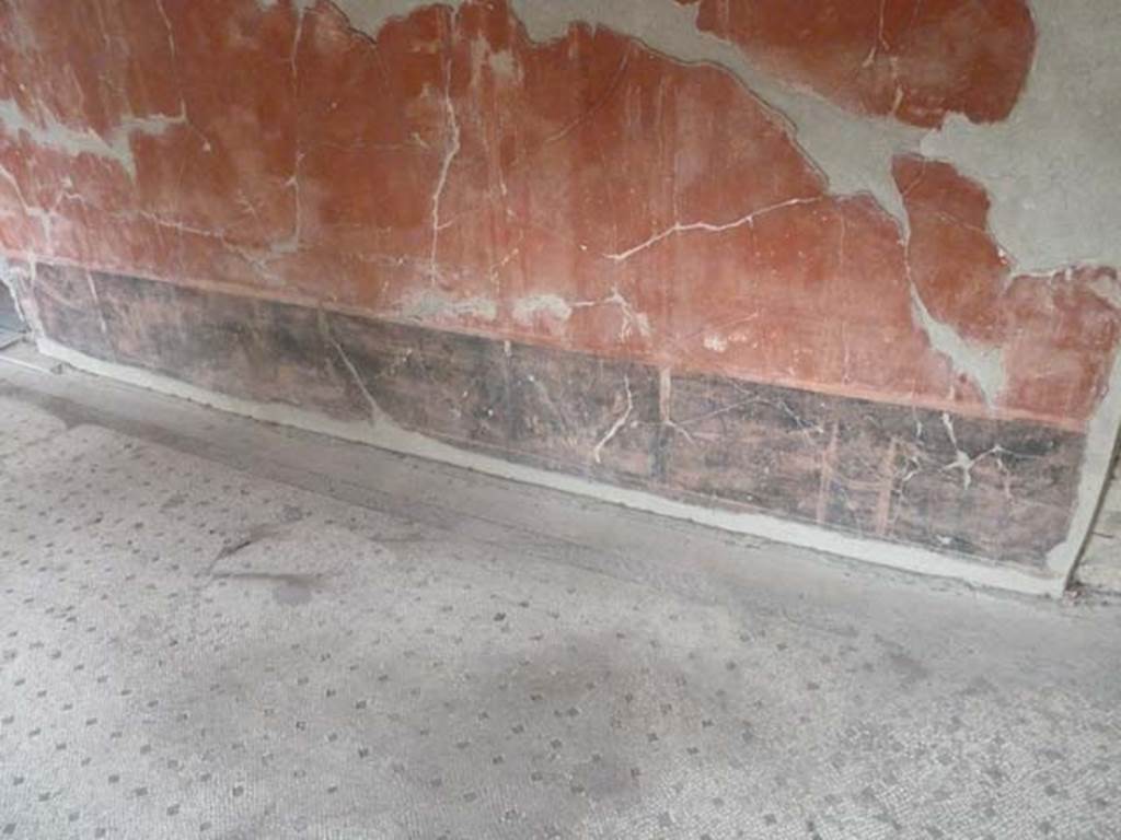 Oplontis, September 2015. Portico 24, painted north wall near east end, with black zoccolo.