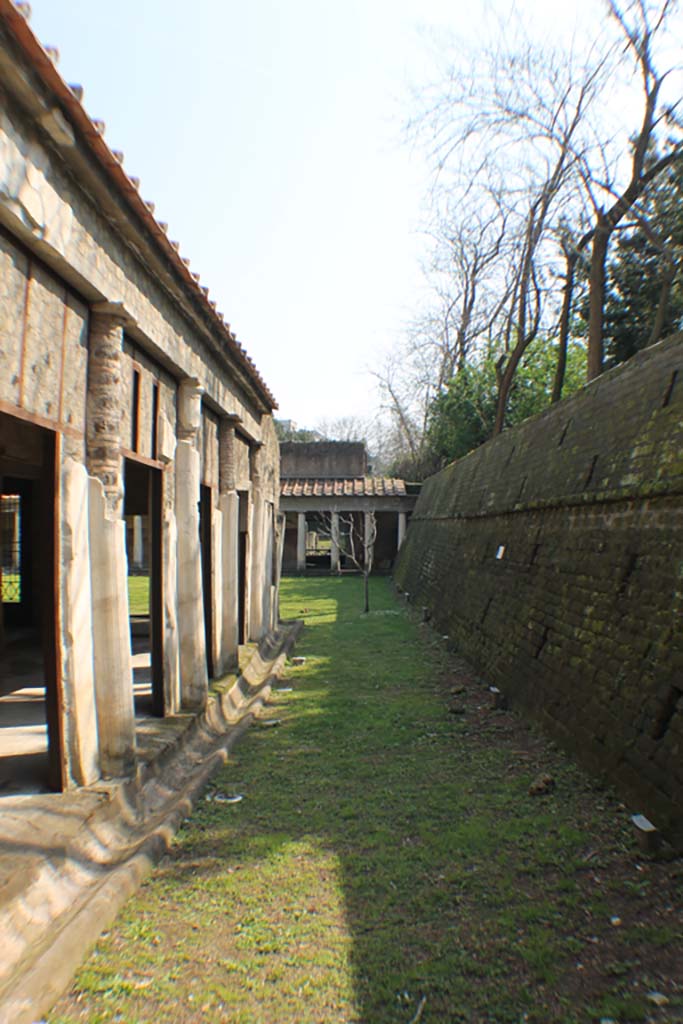 Oplontis Villa of Poppea, March 2014. Portico 24, looking east towards Peristyle 59.
Foto Annette Haug, ERC Grant 681269 DÉCOR.
