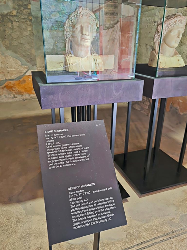 Oplontis Villa of Poppea, October 2023. 
Room 25, two herms with description card. Photo courtesy of Giuseppe Ciaramella. 
