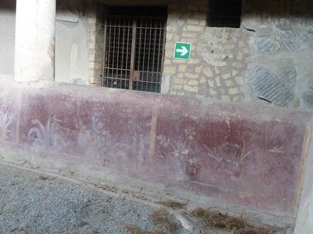 Oplontis Villa of Poppea, September 2015. Room 32, painted east wall with birds and flowers, in south-east corner.

