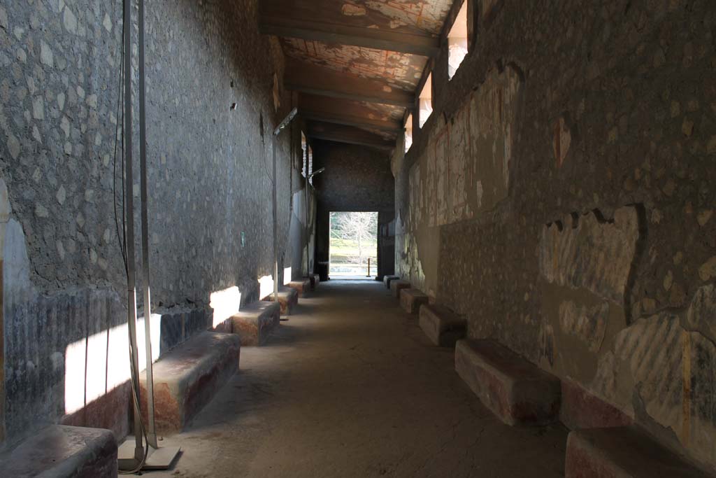 Oplontis Villa of Poppea, March 2014. Corridor 46, looking east towards doorway to west portico and pool area.
Foto Annette Haug, ERC Grant 681269 DÉCOR.
