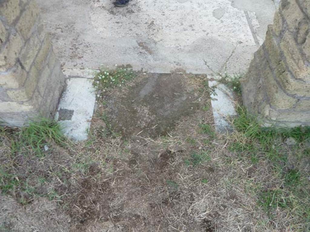Oplontis, September 2015. Room 54, threshold of doorway
