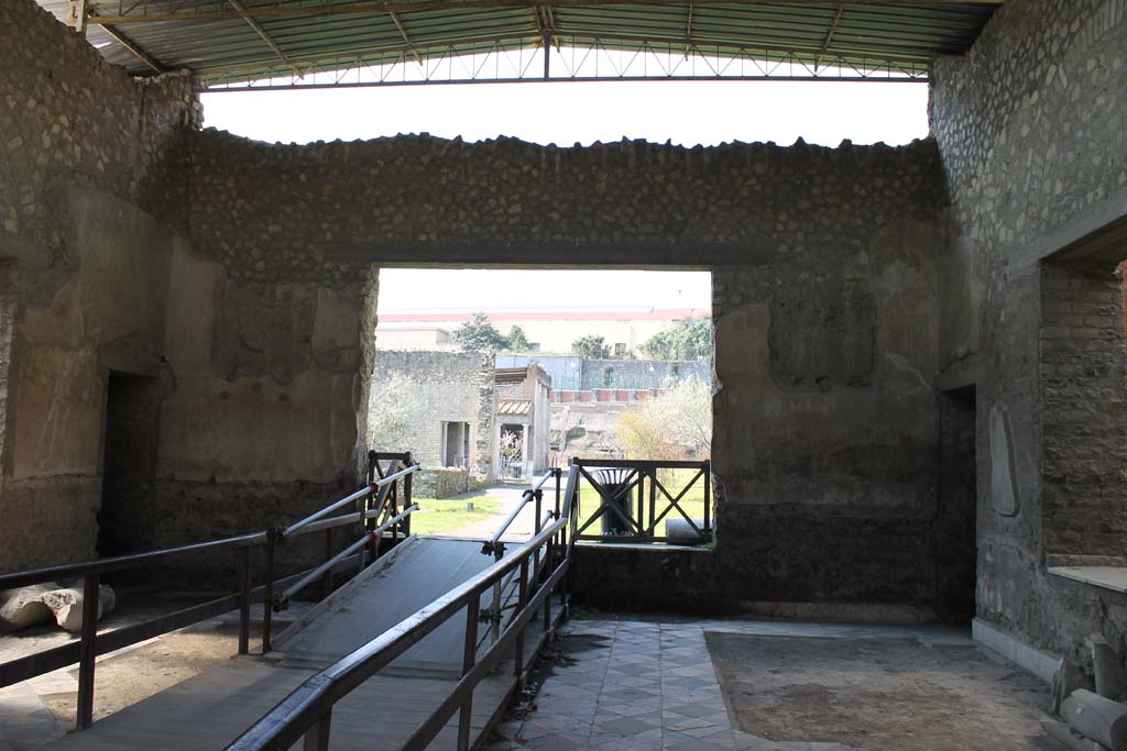 Oplontis Villa of Poppea, March 2014. Room 69, looking west through doorway into the north garden.
Foto Annette Haug, ERC Grant 681269 DÉCOR.
