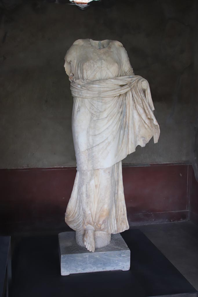 Villa of Poppaea, Oplontis, October 2023.
Room 72, looking west towards marble statue of Nike on display here, but found on the east side of the pool.
Photo courtesy of Klaus Heese.