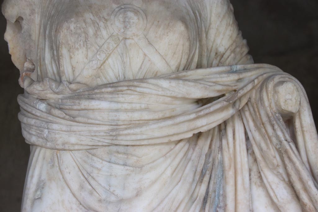 Villa of Poppaea, Oplontis, October 2023.
Room 72, detail from marble statue of Nike showing tunic (chiton) and mantle (himation). Photo courtesy of Klaus Heese.