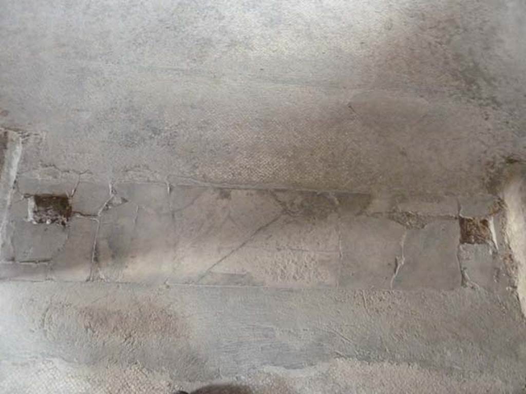 Oplontis, September 2015. Room 75, threshold dividing room 75 from room 65, looking south.