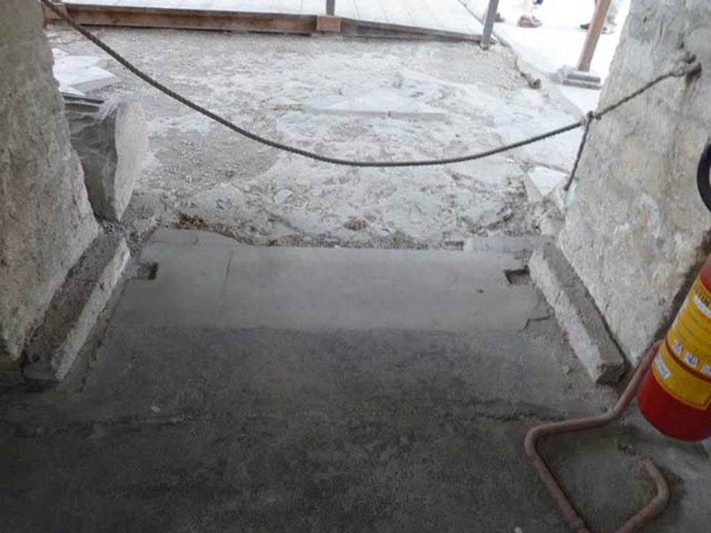 Oplontis, September 2015. Room 75, threshold dividing room 75 from room 69.