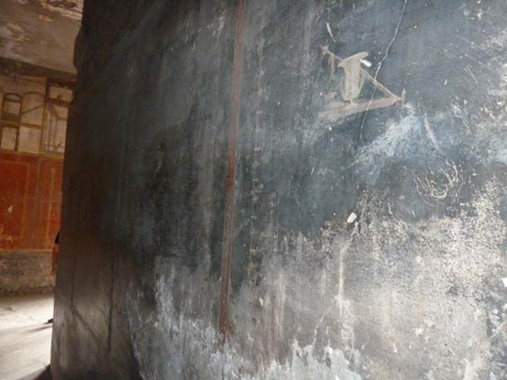 Oplontis, September 2015. Corridor 77, black middle panel, with black zoccolo below. Looking north along the east wall.