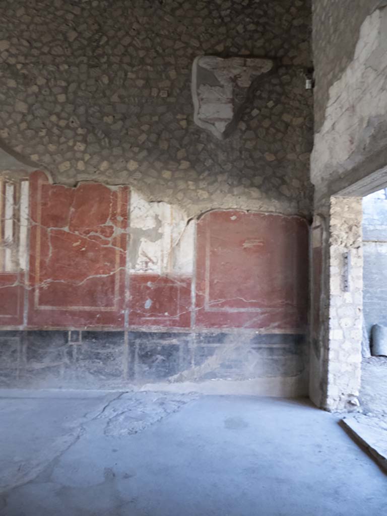 Oplontis Villa of Poppea, September 2017.
Room 81, looking towards south wall at west end with Portico 40, on right.
Foto Annette Haug, ERC Grant 681269 DÉCOR.