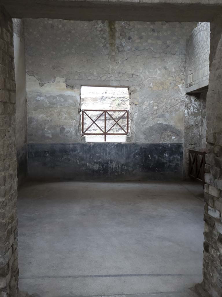 Oplontis Villa of Poppea, September 2017. 
Room 93, looking through doorway towards west wall with window onto north garden, from corridor 94.  
Foto Annette Haug, ERC Grant 681269 DÉCOR.
