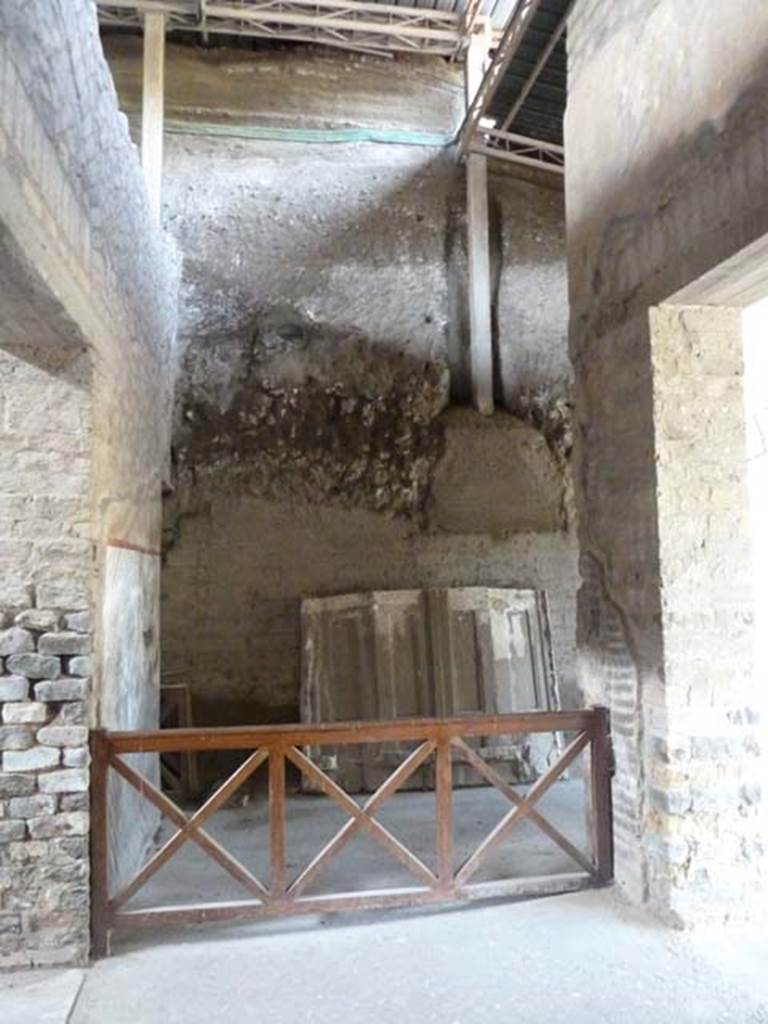 Oplontis, September 2015. Room 97, doorway at northern end of corridor 94. 