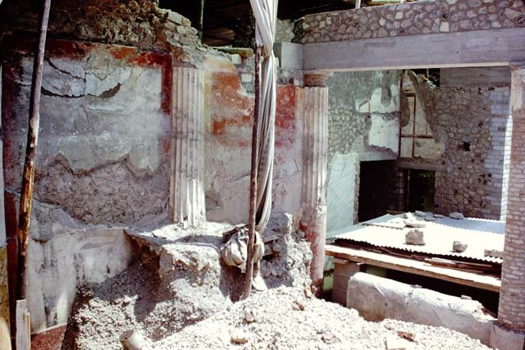 Oplontis, 1968. Room 20, east wall of enclosed garden, looking south-east toward doorways to rooms 1, and corridor/stairs. Photo by Stanley A. Jashemski.
Source: The Wilhelmina and Stanley A. Jashemski archive in the University of Maryland Library, Special Collections (See collection page) and made available under the Creative Commons Attribution-Non Commercial License v.4. See Licence and use details. J68f1509