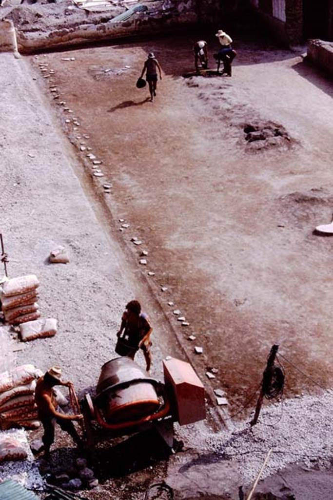 Oplontis, 1975. Mixing the cement, and filling the cavities. Looking south along the east side of the north garden. Photo by Stanley A. Jashemski.   
Source: The Wilhelmina and Stanley A. Jashemski archive in the University of Maryland Library, Special Collections (See collection page) and made available under the Creative Commons Attribution-Non Commercial License v.4. See Licence and use details. J75f0271
