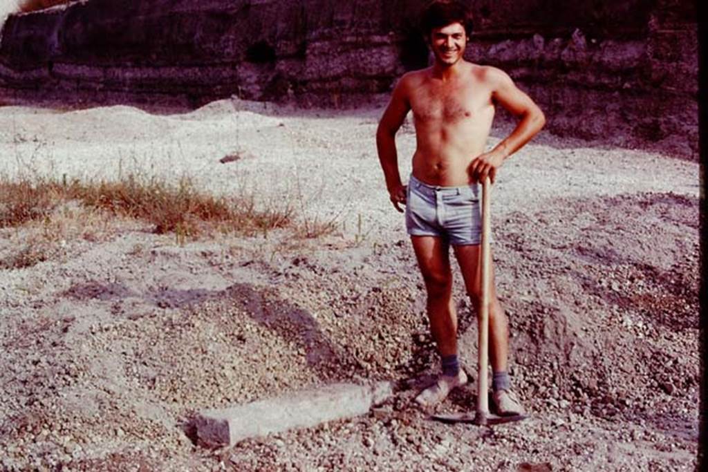 Oplontis, 1977. Shaft of herm emerging from the lapilli. Photo by Stanley A. Jashemski.   
Source: The Wilhelmina and Stanley A. Jashemski archive in the University of Maryland Library, Special Collections (See collection page) and made available under the Creative Commons Attribution-Non Commercial License v.4. See Licence and use details. J77f0138
